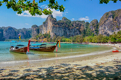 ślub w tajlandii - skały, morze, łódka